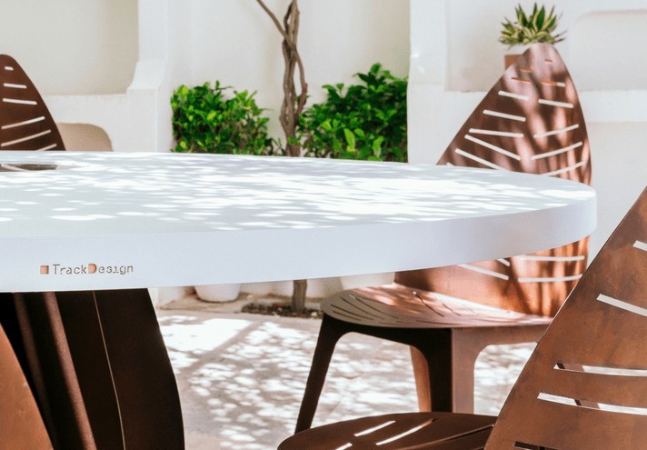 Corten-Möbel-Einrichtung-hergestellt-in-Italien-Stahlmöbel-IRIDE | Tisch aus Corten