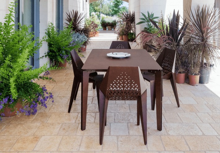 Corten-Möbel-Einrichtung-hergestellt-in-Italien-Stahlmöbel-LEGGERO_001 | Tisch aus Corten