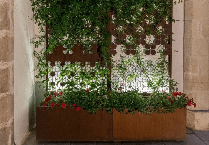 Corten-Möbel-Einrichtung-hergestellt-in-Italien-Stahlmöbel-LINE & BEE | Panel und Pflanzgefäß aus Corten