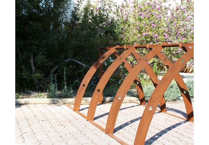 Corten-Möbel-Einrichtung-hergestellt-in-Italien-Stahlmöbel-ARCO | Fahrradständer aus Corten