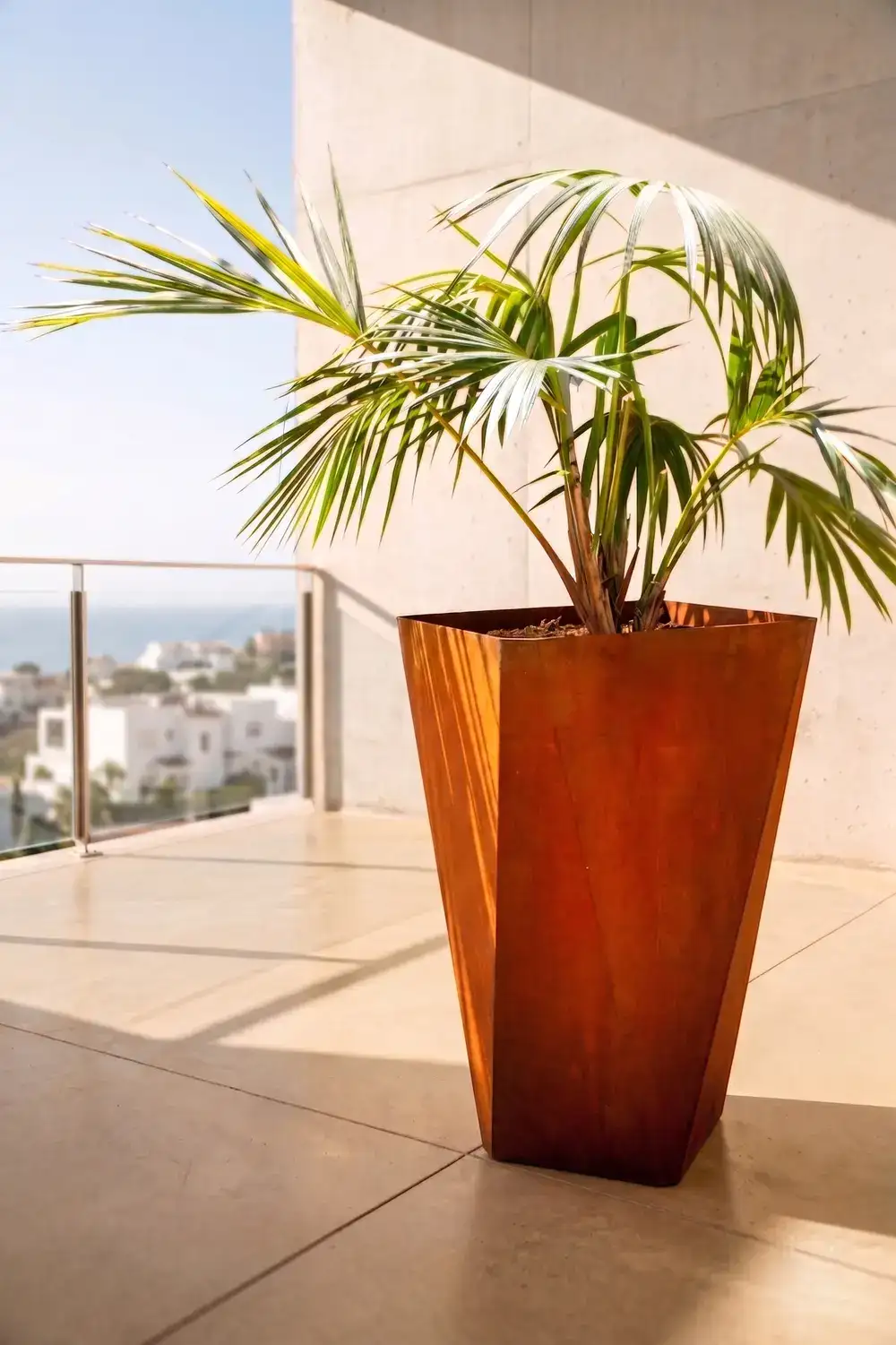 Arredo terrazzo in Corten: fioriera da balcone su misura con pannelli frangivista