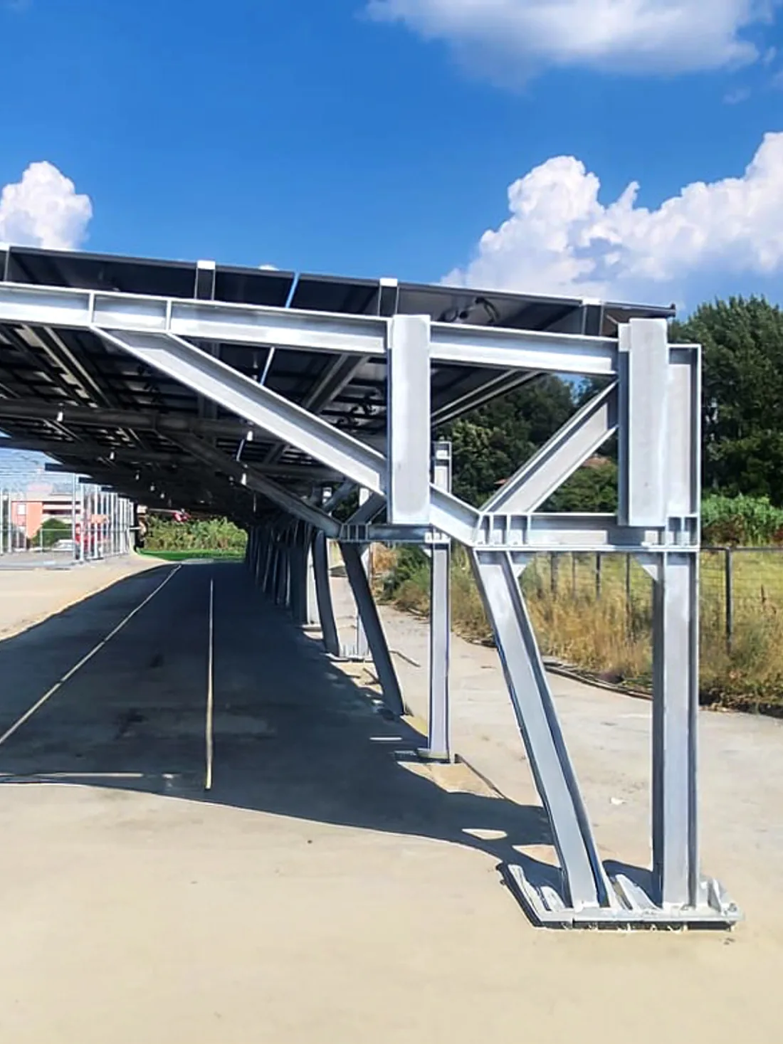 Pensilina fotovoltaica in corten per parcheggio aziendale su misura — TrackDesign