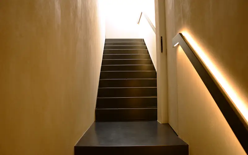 Scala interna con corrimano illuminato a LED, dettaglio di design — TrackDesign