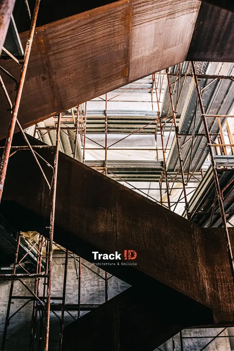 Scala in acciaio Corten in cantiere industriale, certificazione EN 1090 — TrackDesign