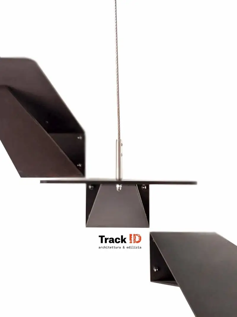 Dettaglio tecnico dell'aggancio di un gradino in acciaio Corten — TrackDesign