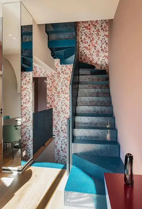 Scala in lamiera microforata su misura, colore blu petrolio, interno residenziale — TrackDesign