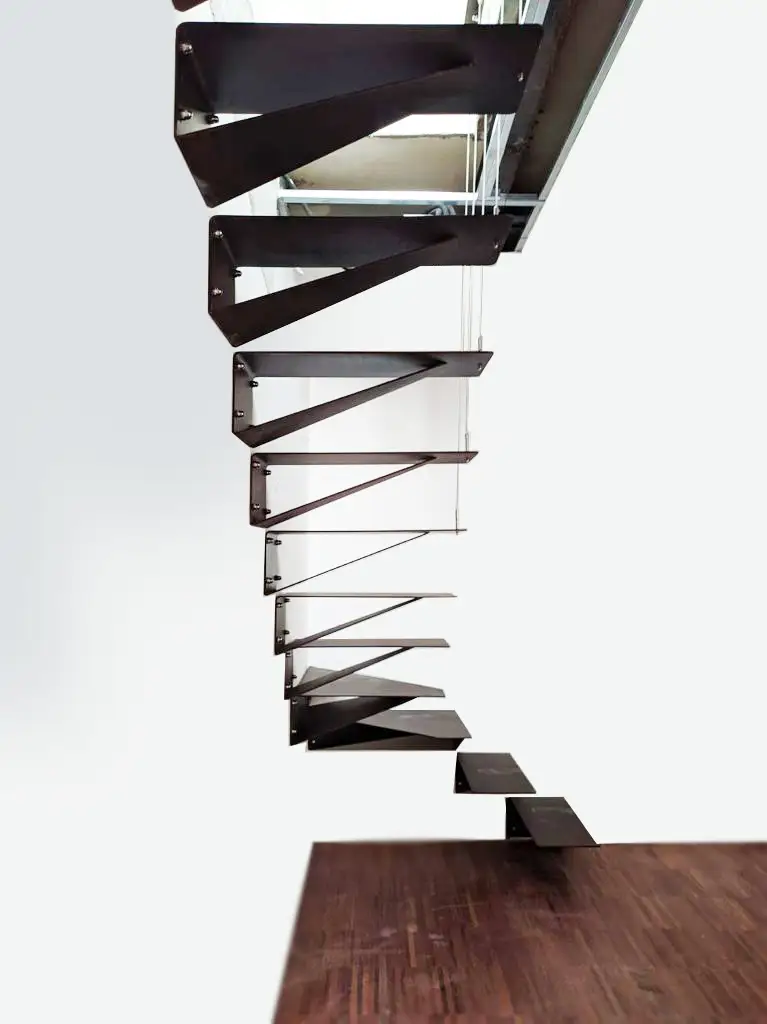 Scala a sbalzo in acciaio, gradini flottanti di design su misura — TrackDesign