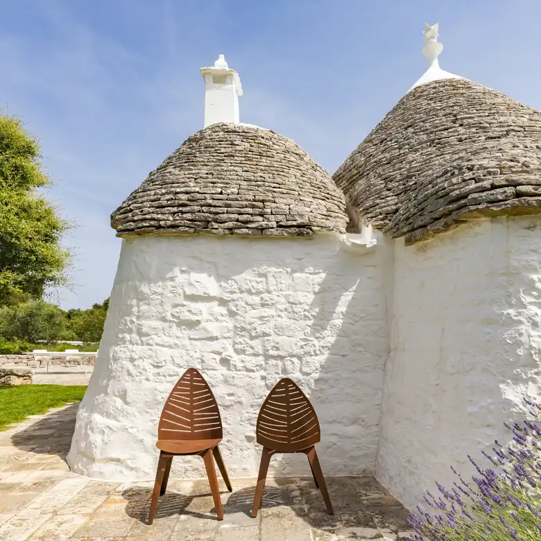 Sedute in Corten davanti ai trulli