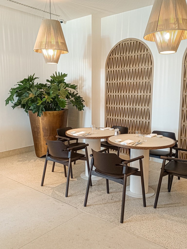 Hotel Cala Ponte — Fioriera nella sala ristorante