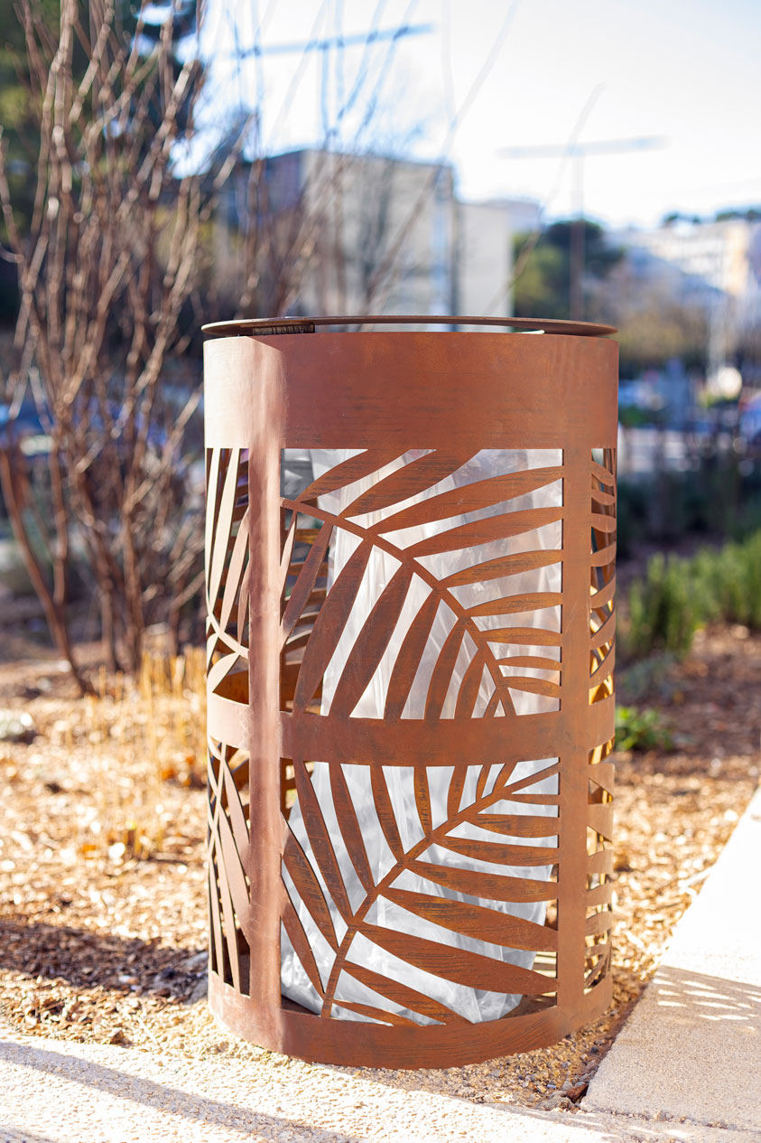 School Group Claudie Haigneré — Cestino portarifiuti in corten