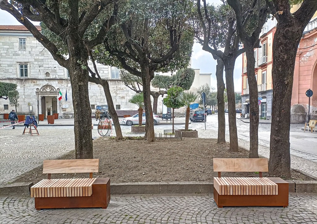 Piazze Pubbliche di Nola — Panche in corten e legno