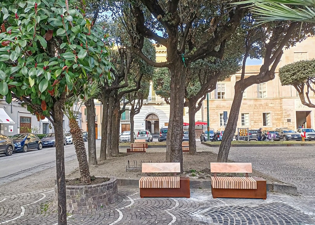 Piazze Pubbliche di Nola — Panche nella piazza