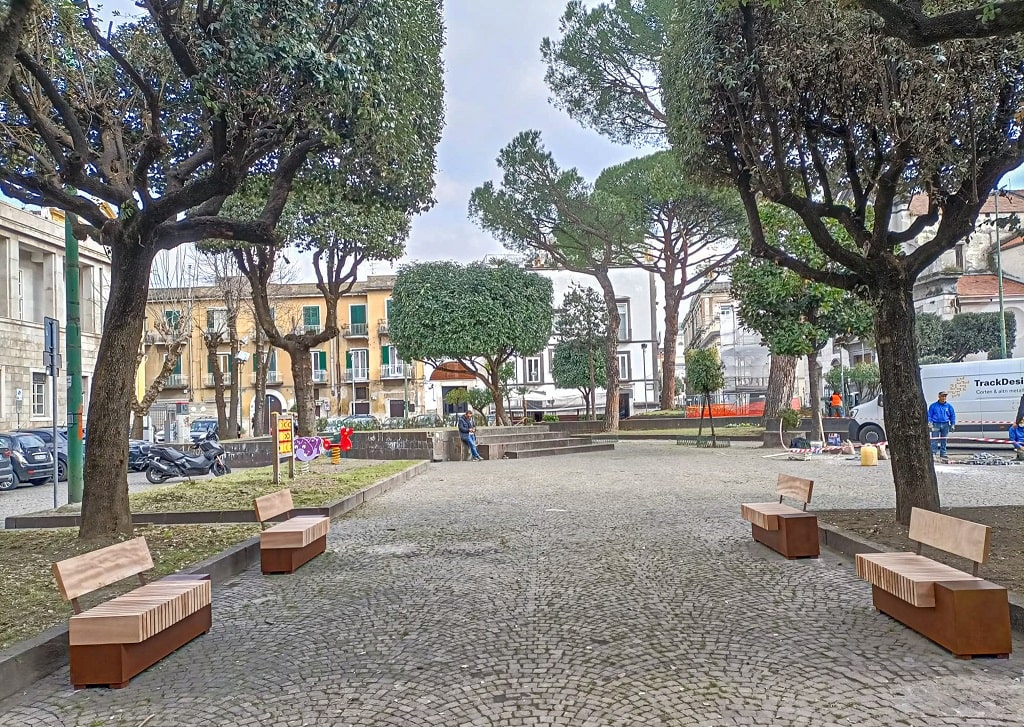 Piazze Pubbliche di Nola — Panche lungo il percorso