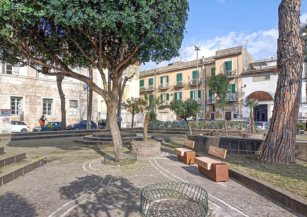 Piazze Pubbliche di Nola — Panche e aiuole