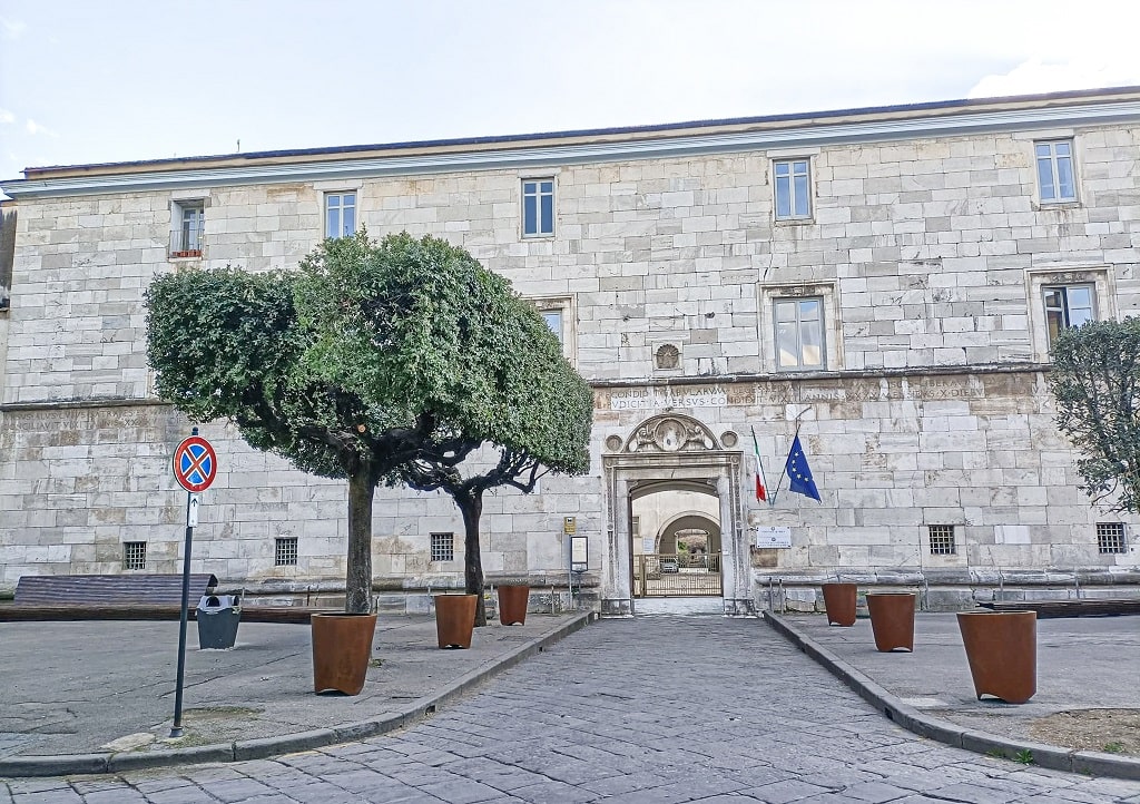 Piazze Pubbliche di Nola — Fioriere davanti al palazzo