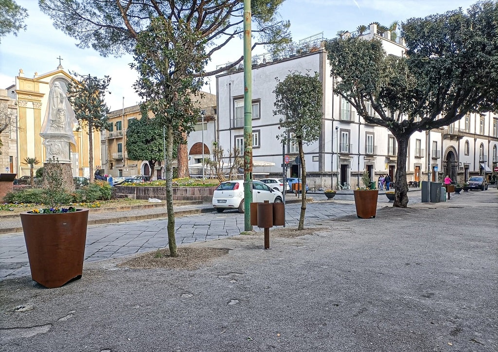 Piazze Pubbliche di Nola — Fioriera e alberi
