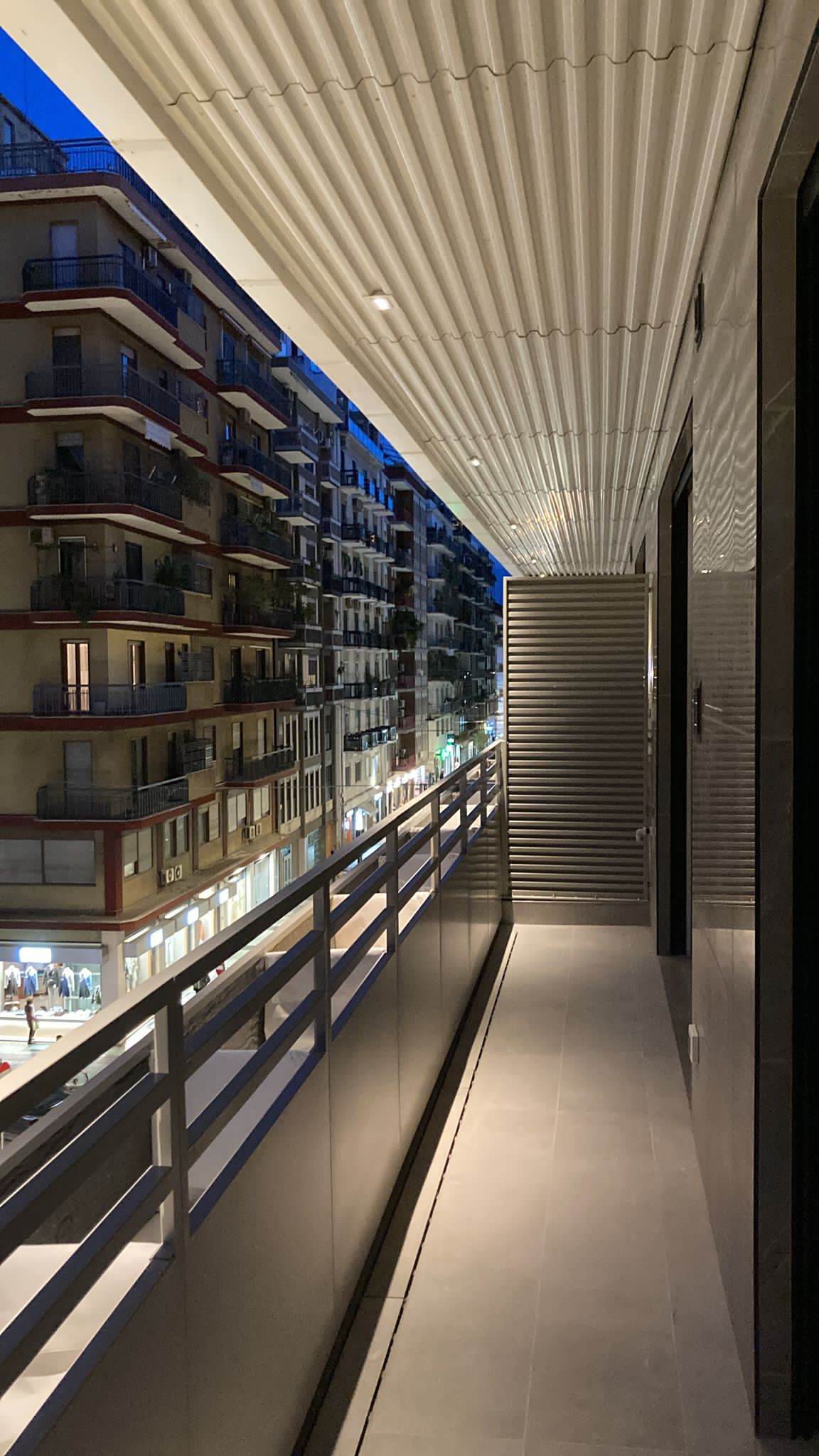 Palazzo via Melo — General Contractor — Balconata con ringhiera