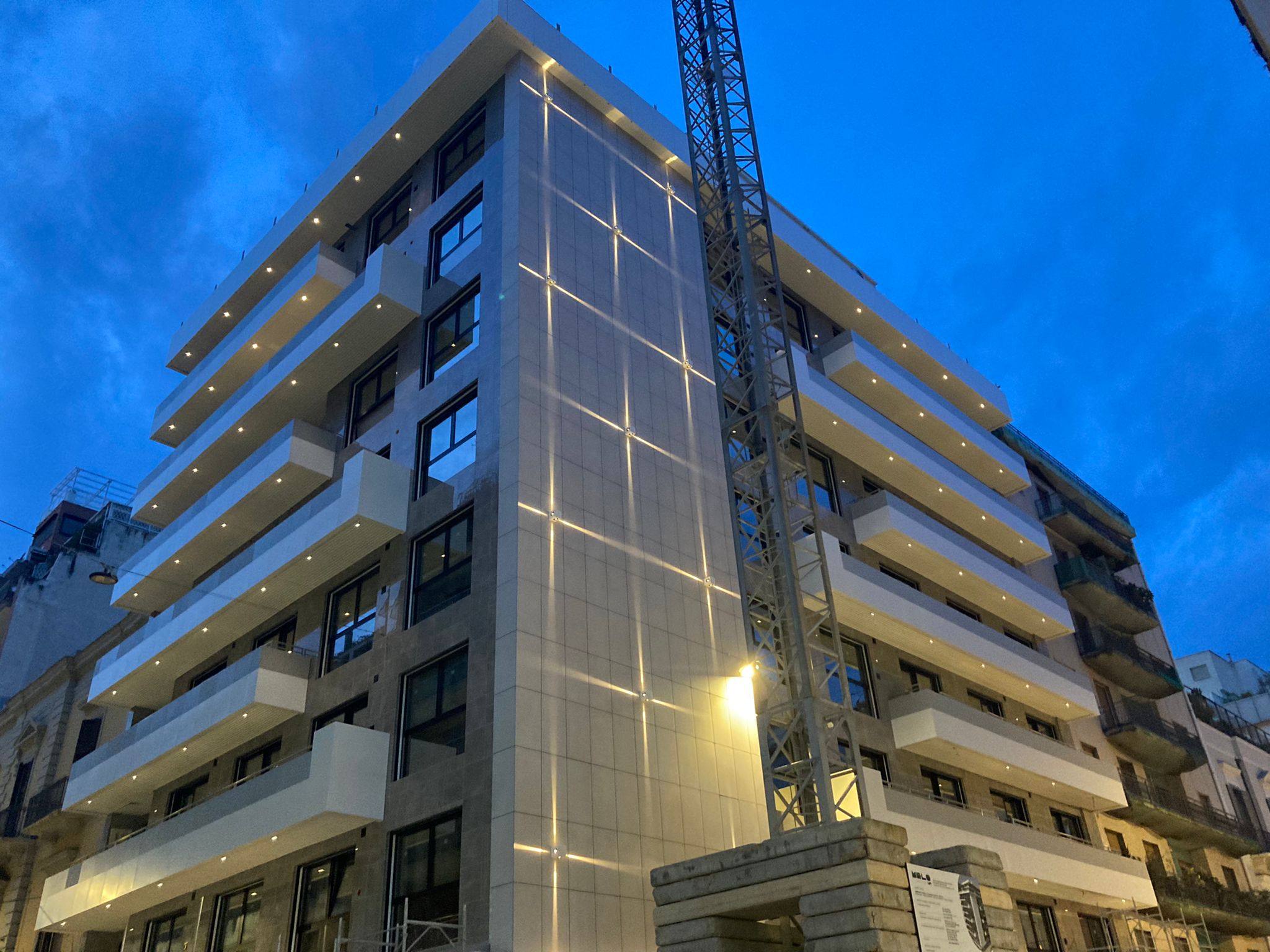 Palazzo via Melo — General Contractor — Facciata illuminata
