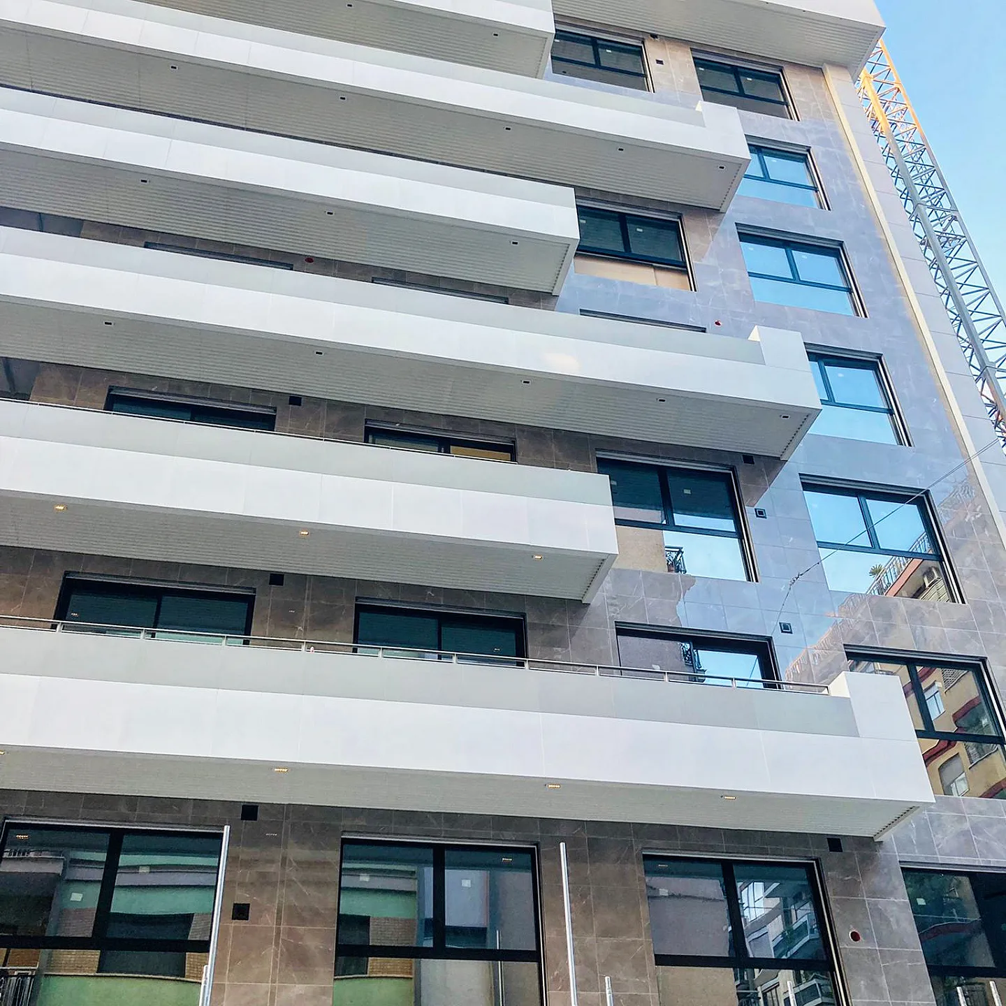 Palazzo via Melo — General Contractor — Balconi, dettaglio