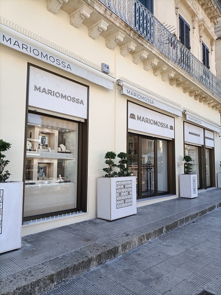 Gioielleria Mario Mossa — Facciata con insegne luminose e fioriere