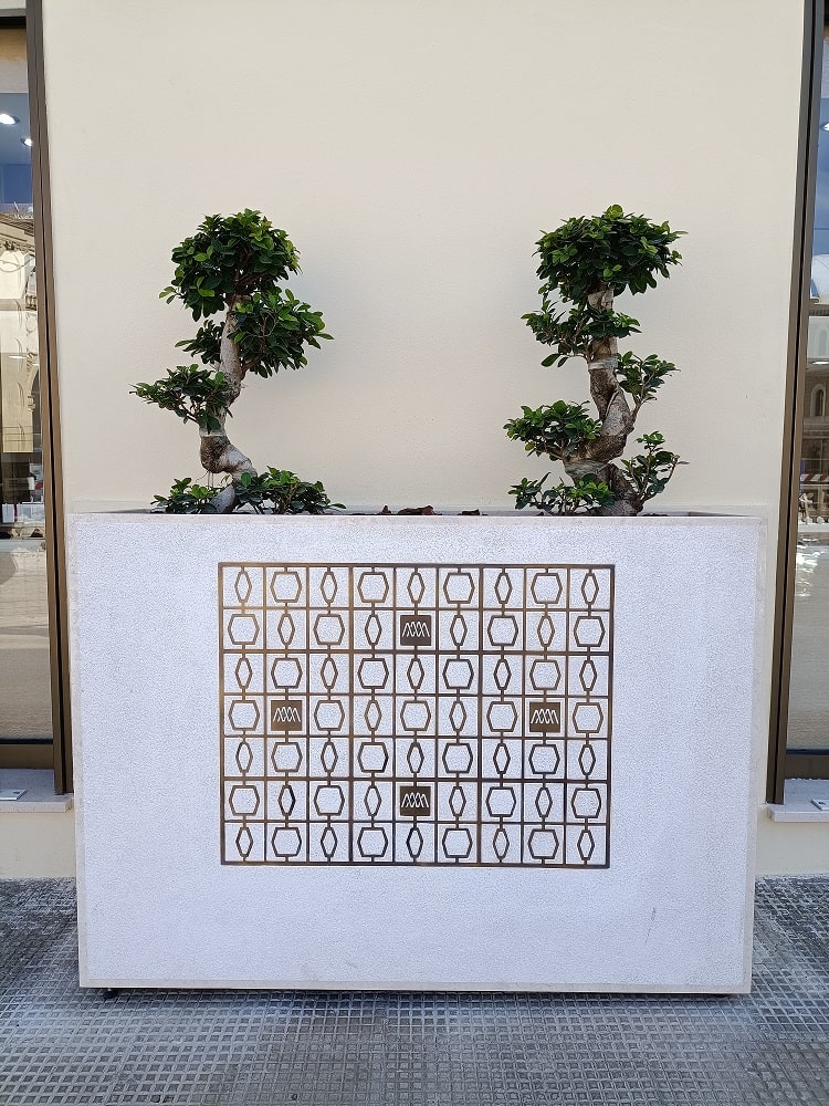 Gioielleria Mario Mossa — Fioriera in marmo con intarsio in ottone