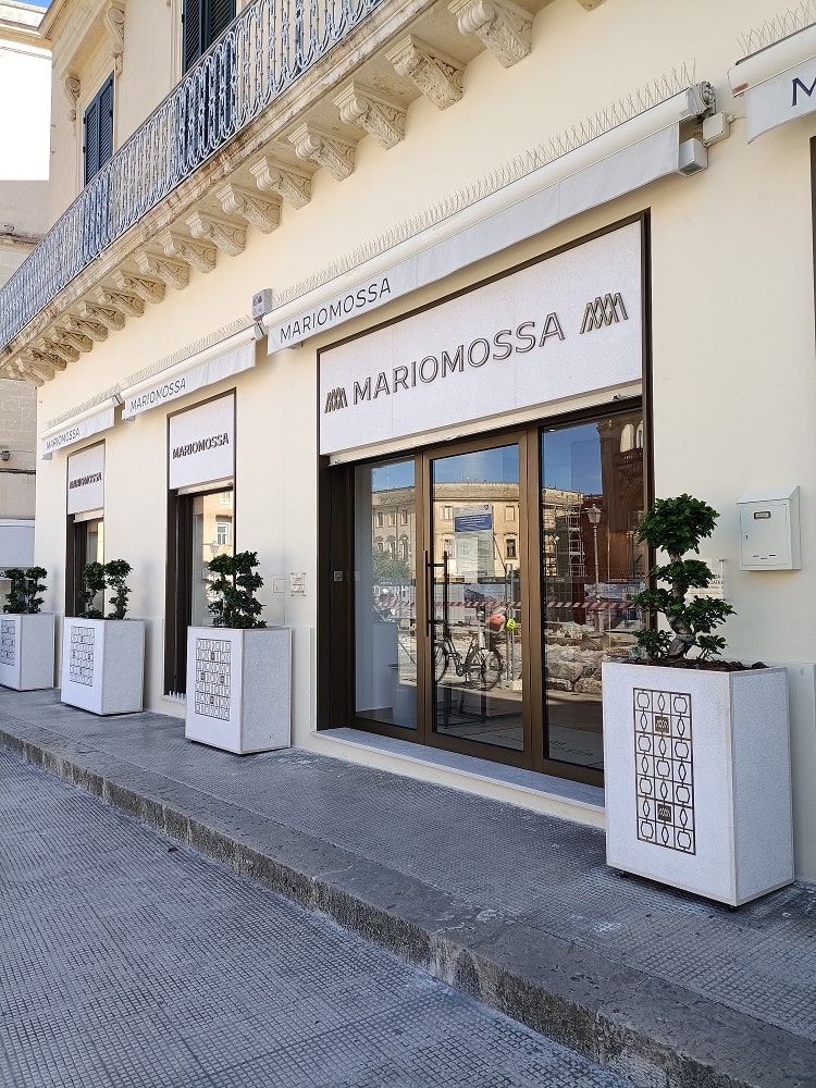 Gioielleria Mario Mossa — Insegne luminose e fioriere