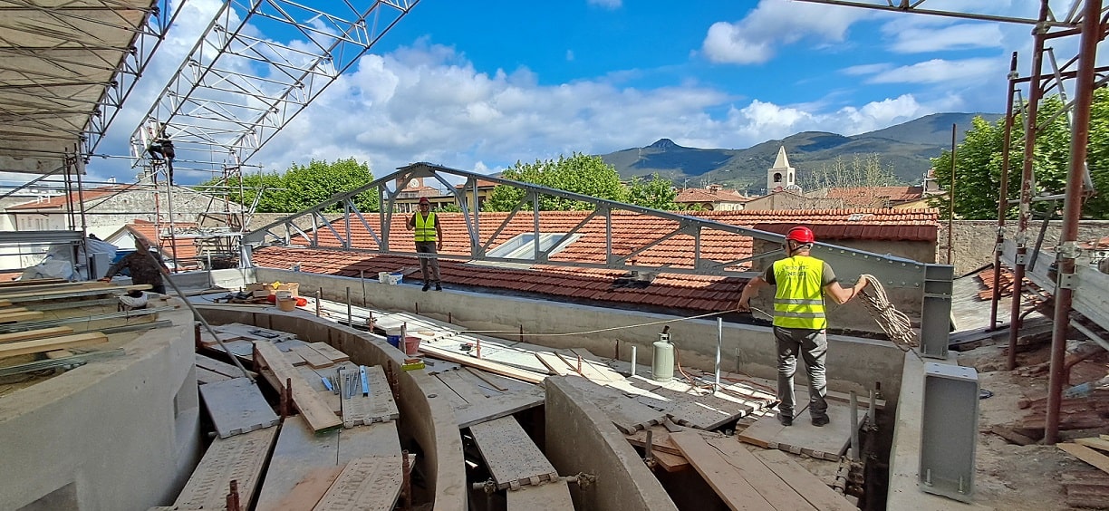 Teatro Bellotti Bon — vista del cantiere sui tetti di Cascina