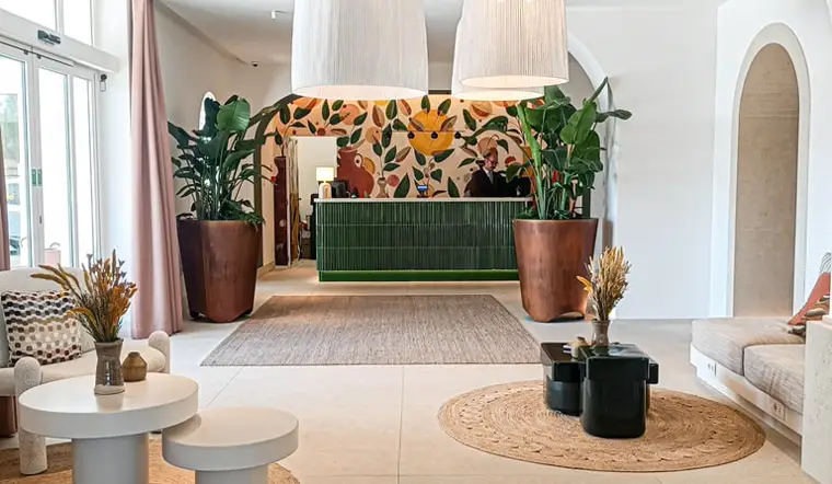 Hotel Cala Ponte — reception con fioriere in acciaio Corten