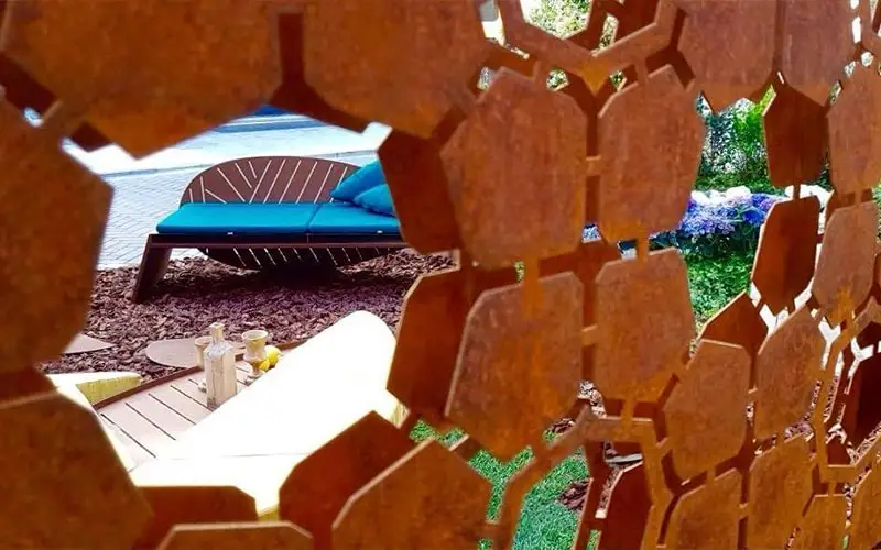 Separè corten in giardino