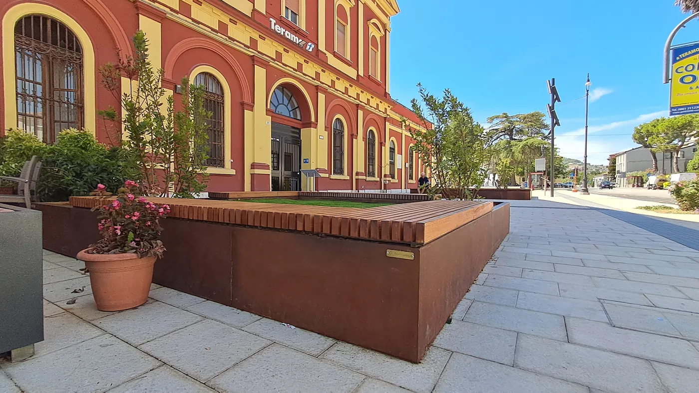 Arredo Urbano — Teramo — Fioriera con seduta integrata