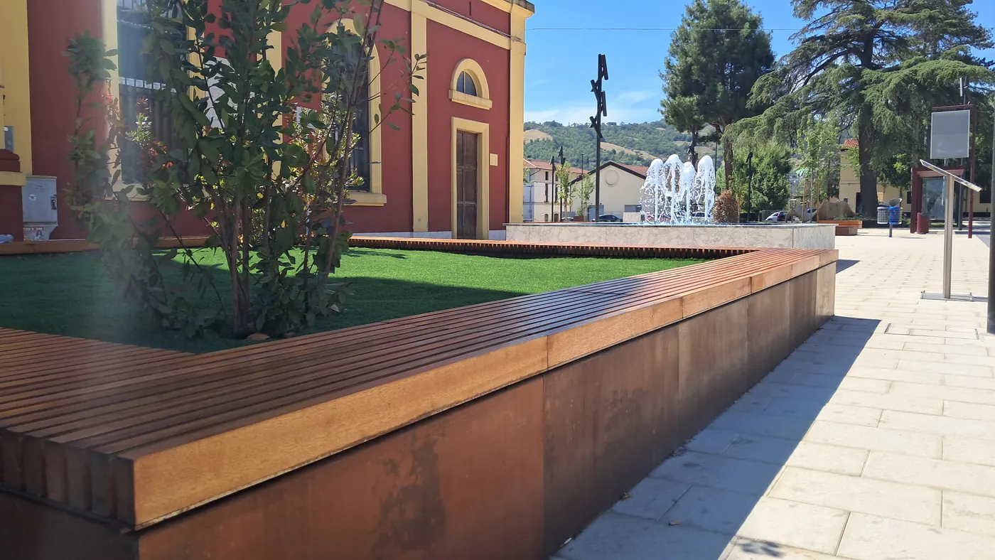 Arredo Urbano — Teramo — Seduta continua perimetrale