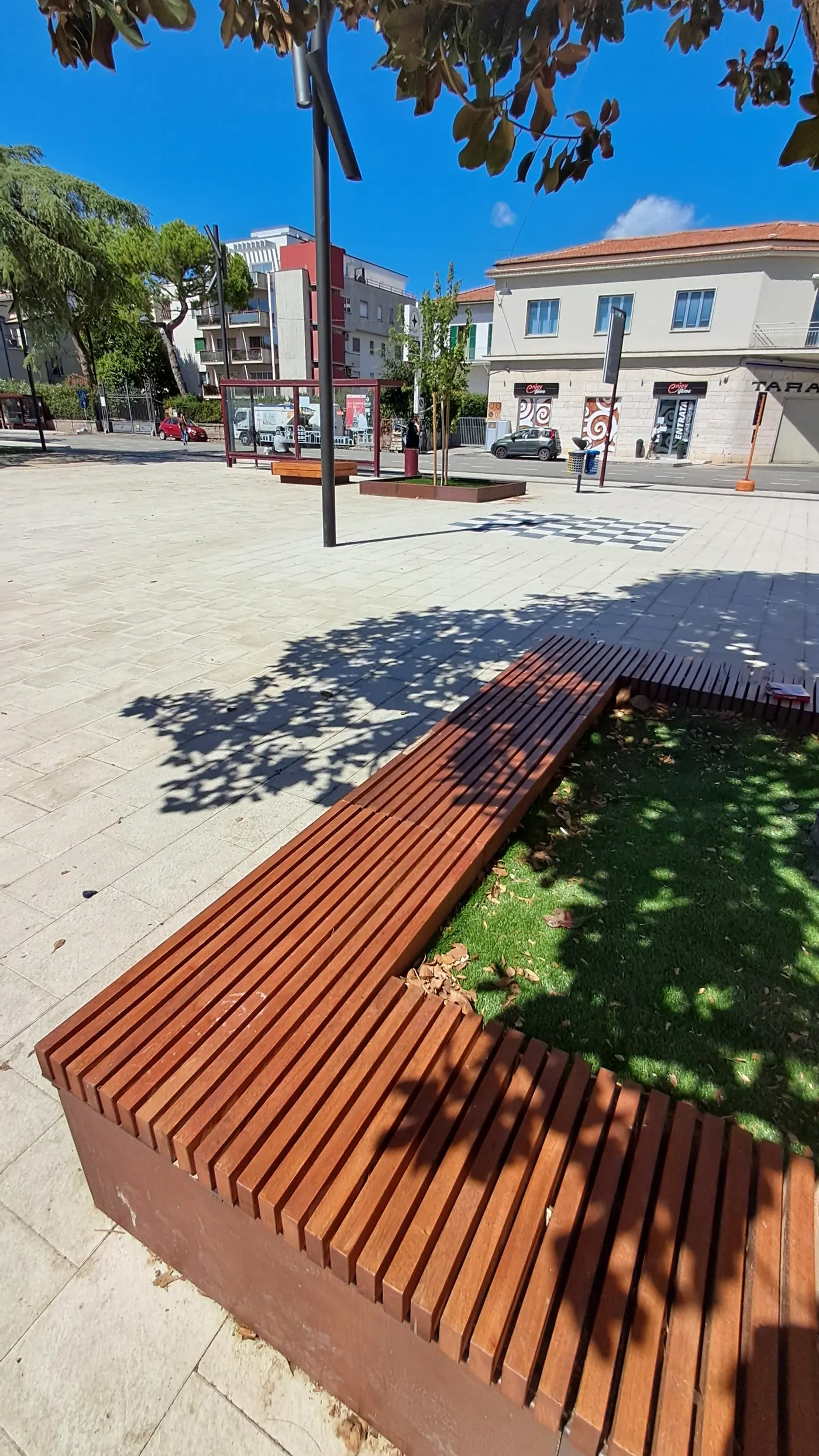 Arredo Urbano — Teramo — Fioriera-seduta intorno all'albero
