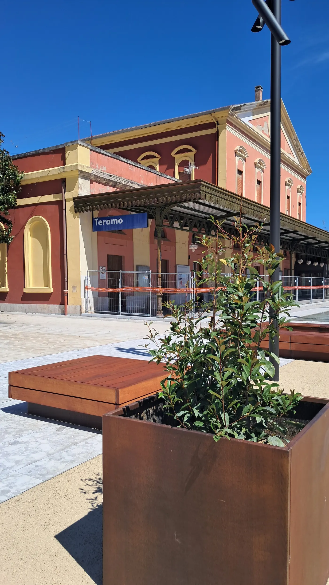 Arredo Urbano — Teramo — Fioriera cubica