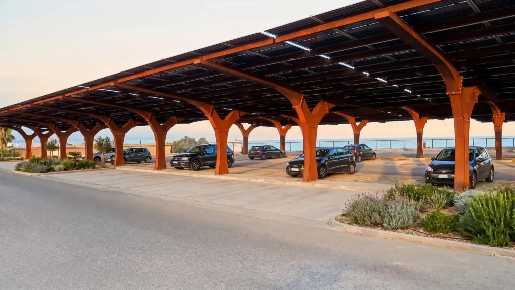 SEQUOR | Pensiline fotovoltaiche in corten - parcheggio a Piombino al tramonto con auto parcheggiate