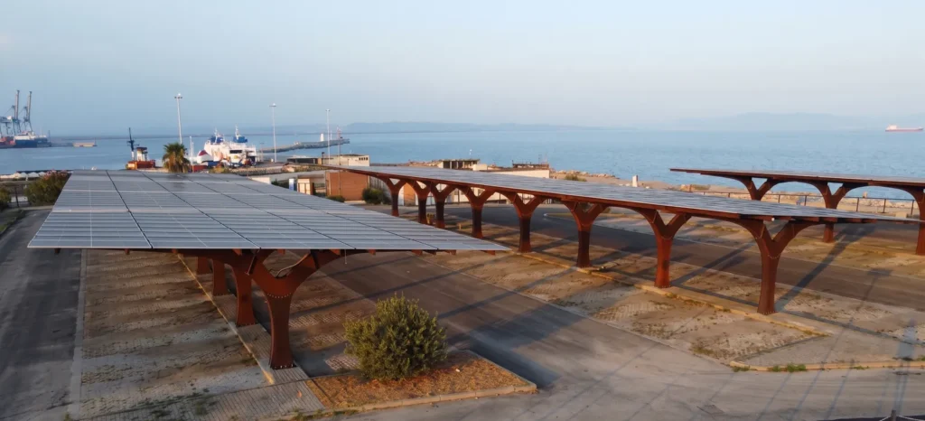 SEQUOR | Pensiline fotovoltaiche in corten - vista panoramica sul mare a Piombino