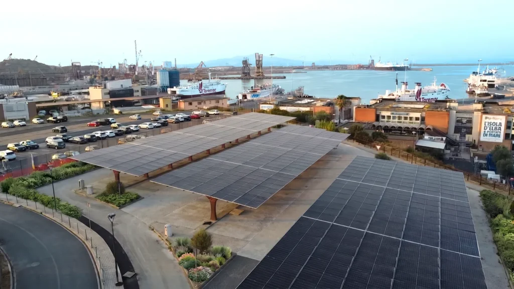 SEQUOR | Pensiline fotovoltaiche in corten - vista aerea dei pannelli fotovoltaici sul parcheggio