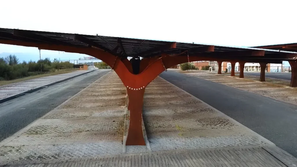 SEQUOR | Pensiline fotovoltaiche in corten - dettaglio del pilastro in acciaio Corten